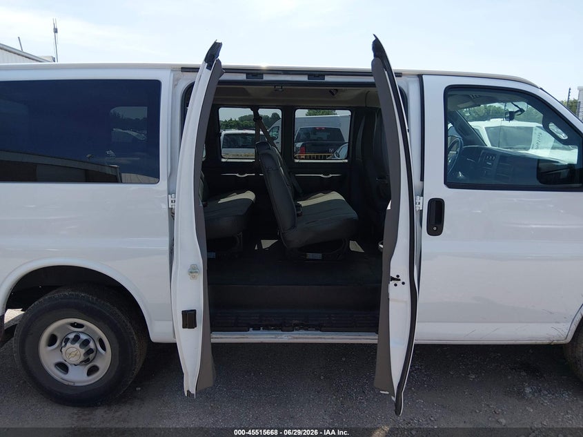 Photo 8 - CHEVROLET EXPRESS PASSENGER