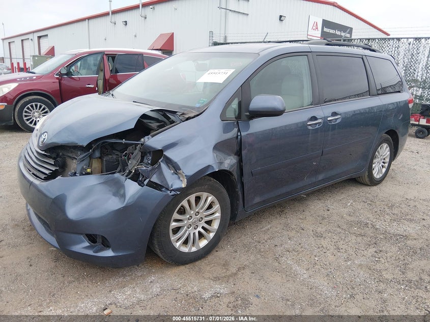 2013 TOYOTA SIENNA auction photo 2