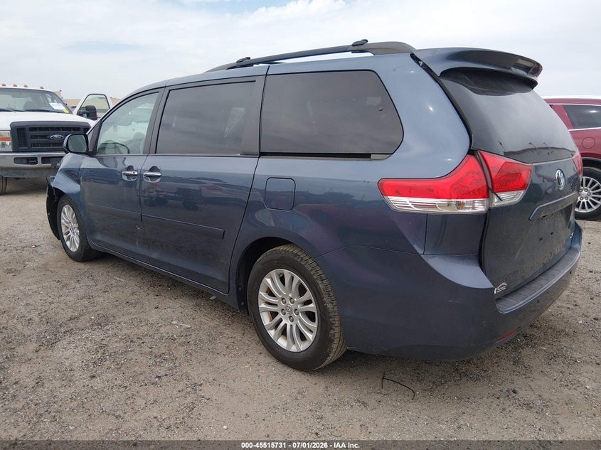 2013 TOYOTA SIENNA auction photo 3