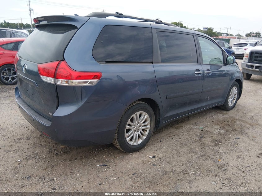 2013 TOYOTA SIENNA auction photo 4