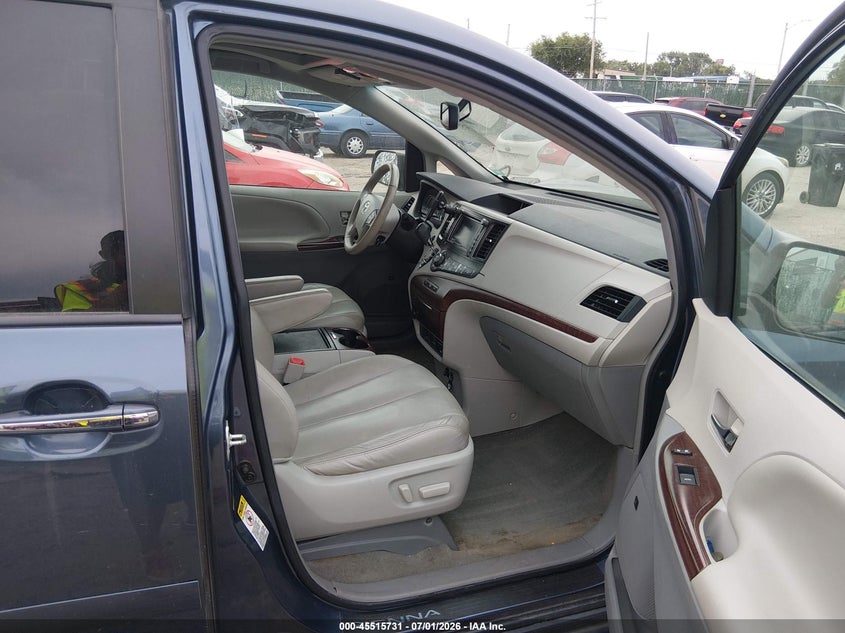 2013 TOYOTA SIENNA auction photo 5