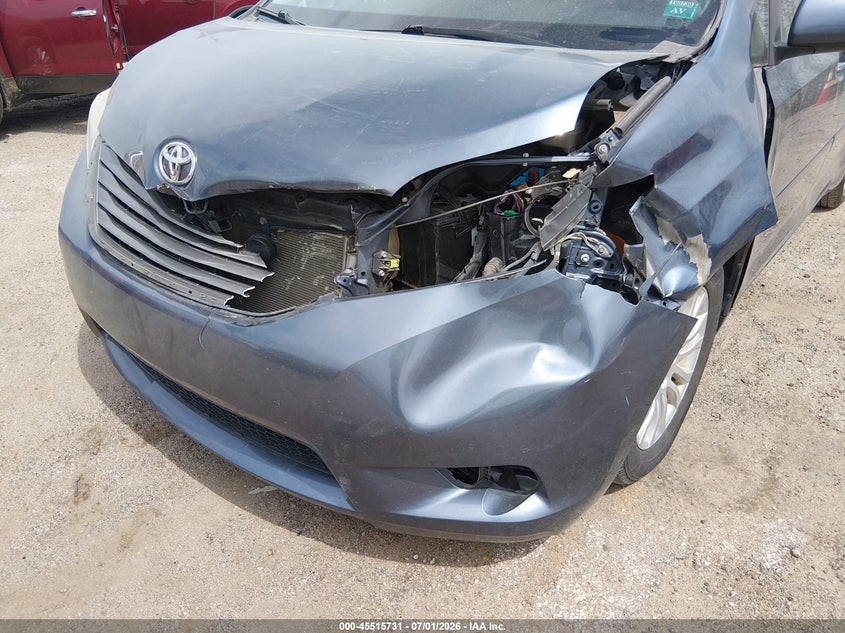 2013 TOYOTA SIENNA auction photo 6