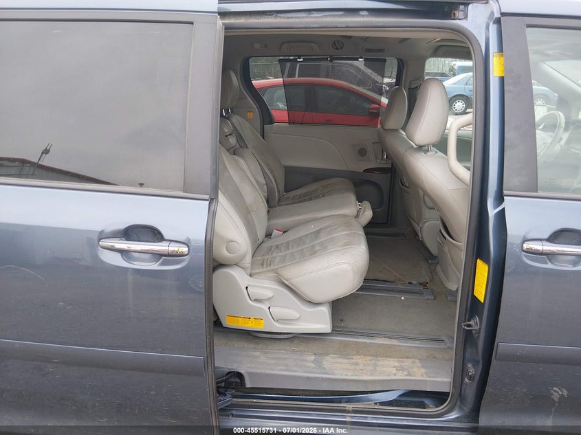 2013 TOYOTA SIENNA auction photo 8
