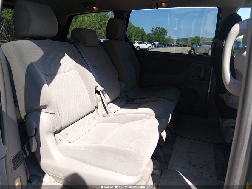 2005 TOYOTA SIENNA auction photo 8