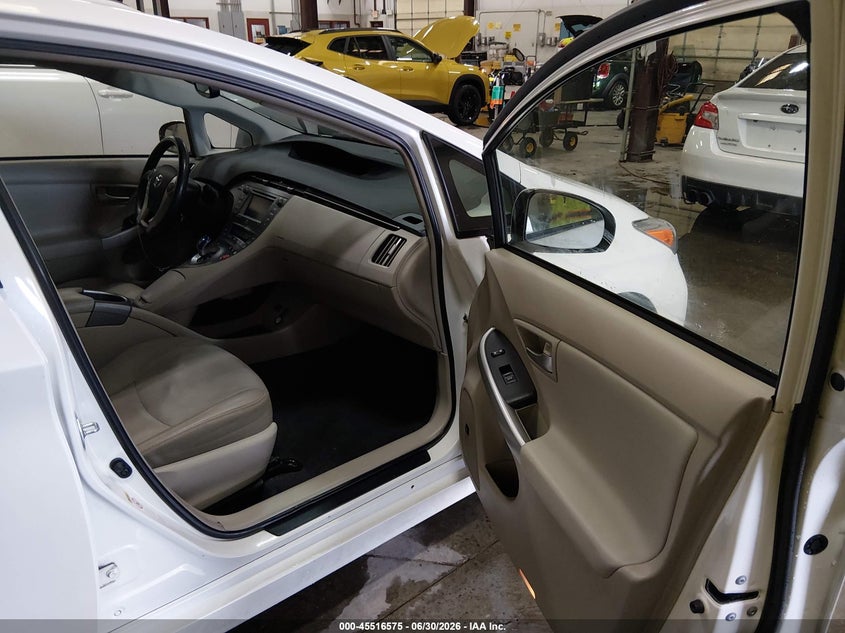 2015 TOYOTA PRIUS FOUR - zdjęcie 5