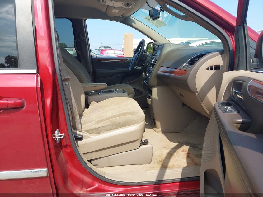 2011 CHRYSLER TOWN & COUNTRY auction photo 5