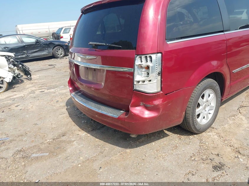 2011 CHRYSLER TOWN & COUNTRY auction photo 6