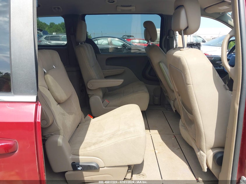 2011 CHRYSLER TOWN & COUNTRY auction photo 8
