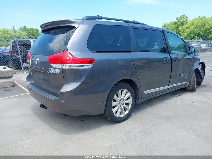 2014 TOYOTA SIENNA auction photo 4