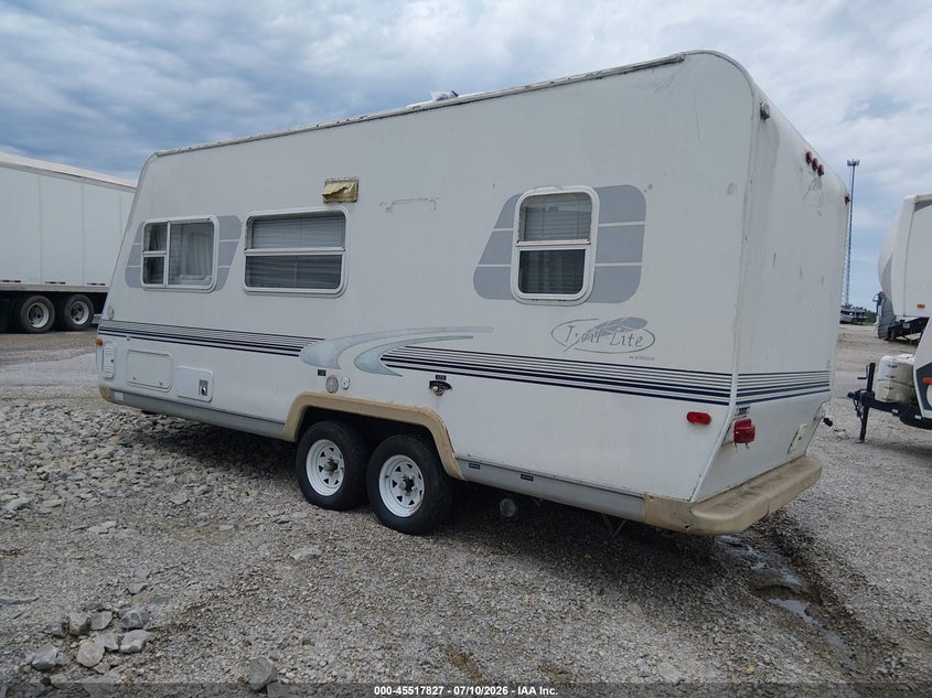 2000 R-VISION TRAIL-LITE TRAVEL TRAILER auction photo 3
