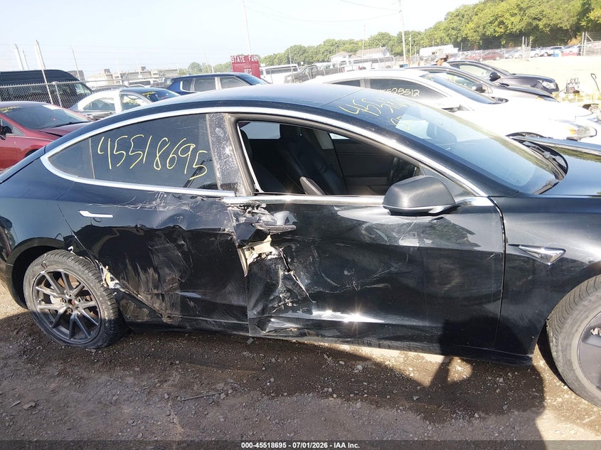 TESLA MODEL 3 - zdjęcie 13