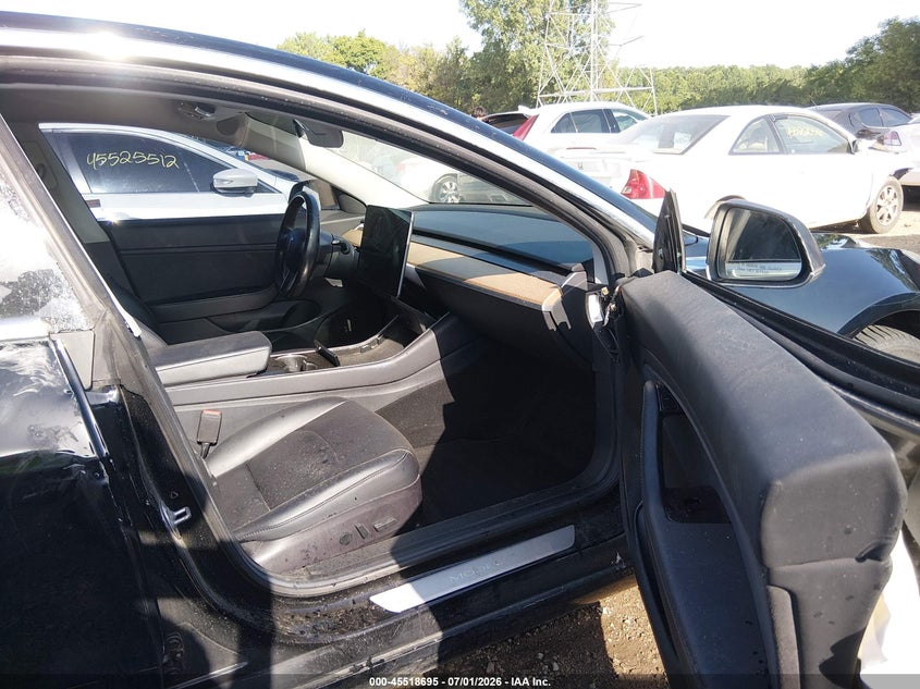TESLA MODEL 3 - zdjęcie 5