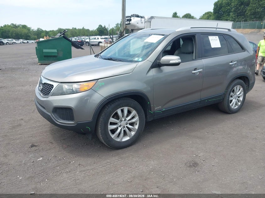 2011 Kia Sorento, Front & Rear, IAAI, VIN 5XYKTDA27BG107146 — photo 2