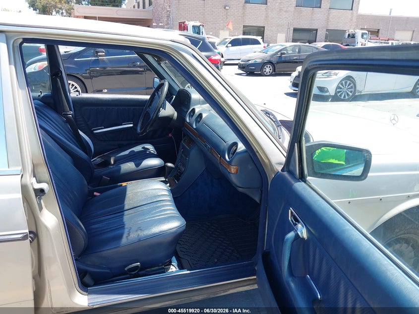 1985 MERCEDES-BENZ 300