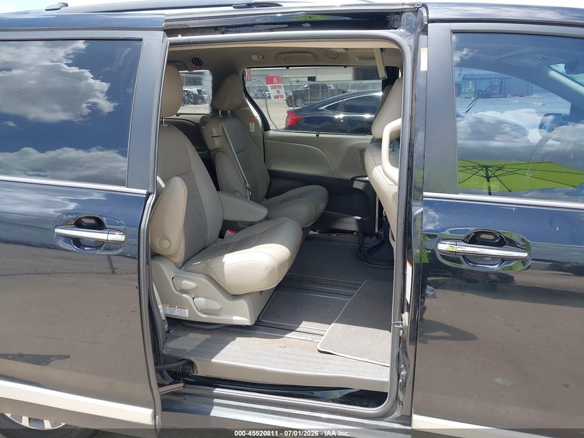 TOYOTA SIENNA - zdjęcie 8