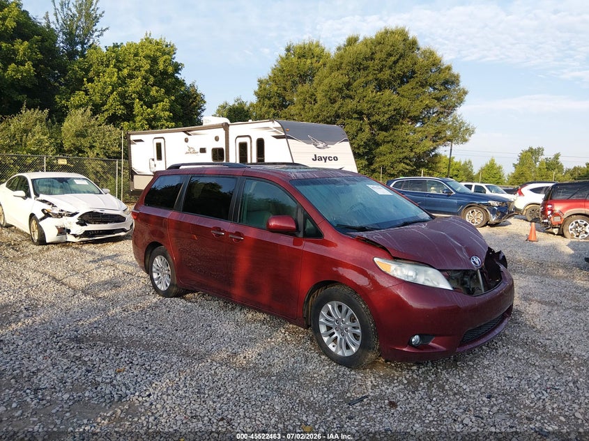 2015 TOYOTA SIENNA auction photo 1