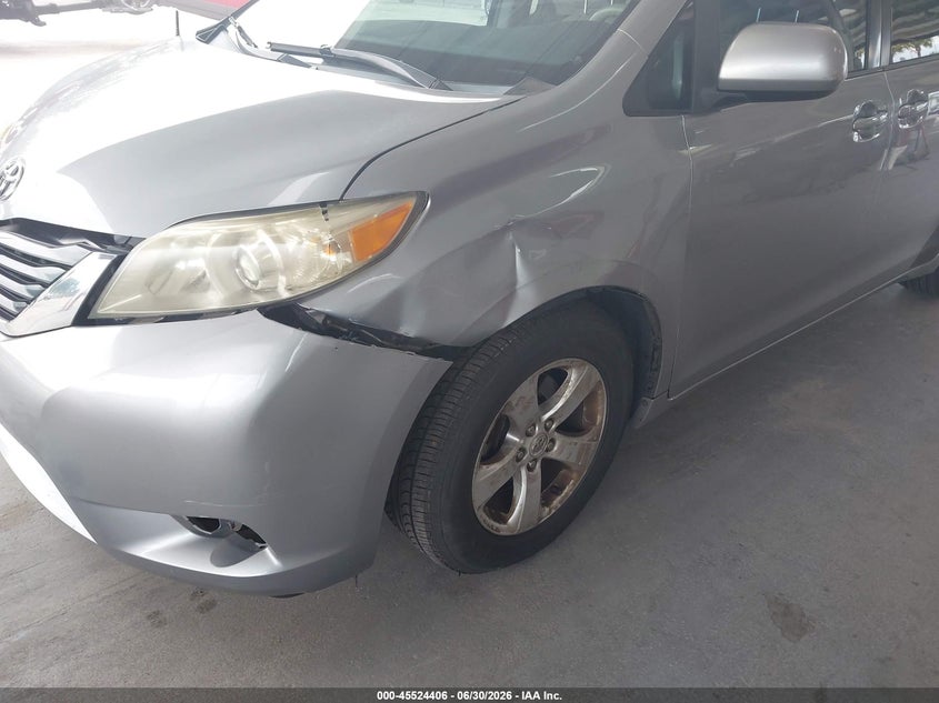2013 TOYOTA SIENNA auction photo 6