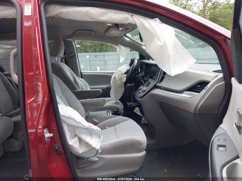2020 TOYOTA SIENNA auction photo 5