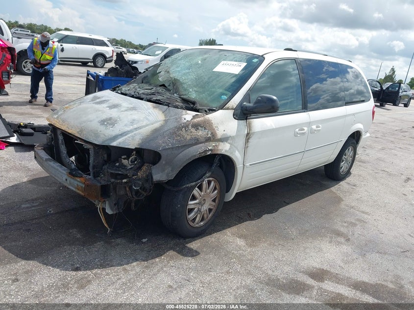 2005 CHRYSLER TOWN & COUNTRY auction photo 2