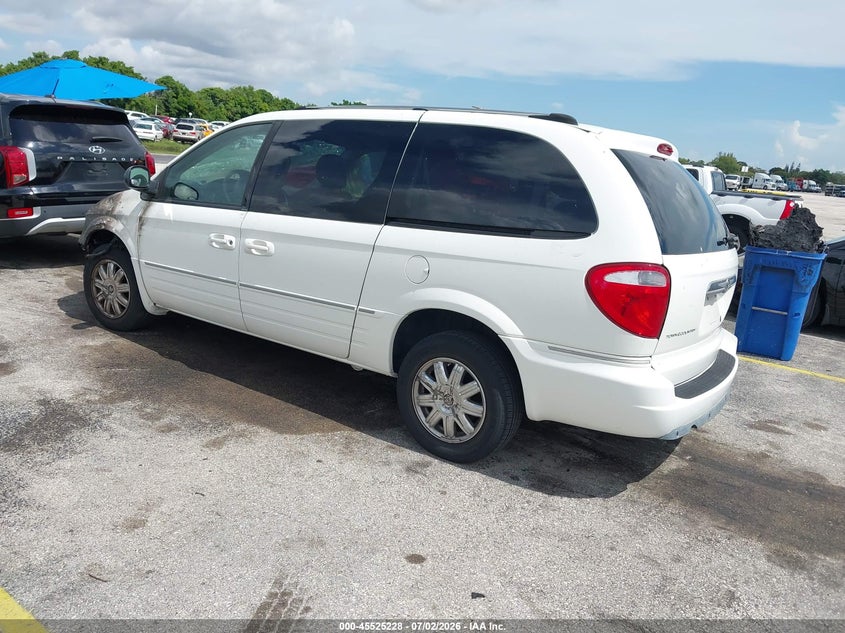 2005 CHRYSLER TOWN & COUNTRY auction photo 3