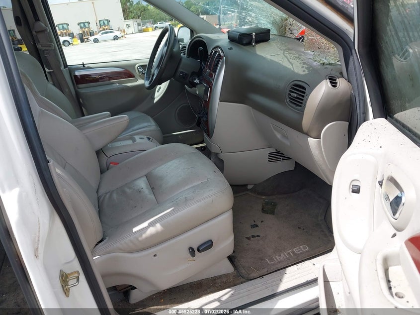 2005 CHRYSLER TOWN & COUNTRY auction photo 5