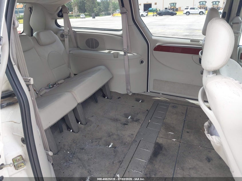 2005 CHRYSLER TOWN & COUNTRY auction photo 8