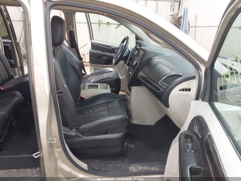 2012 CHRYSLER TOWN & COUNTRY auction photo 5