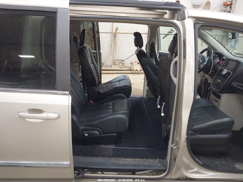 2012 CHRYSLER TOWN & COUNTRY auction photo 8