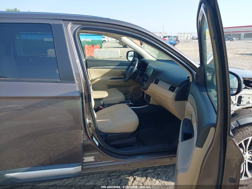 2017 MITSUBISHI OUTLANDER auction photo 5