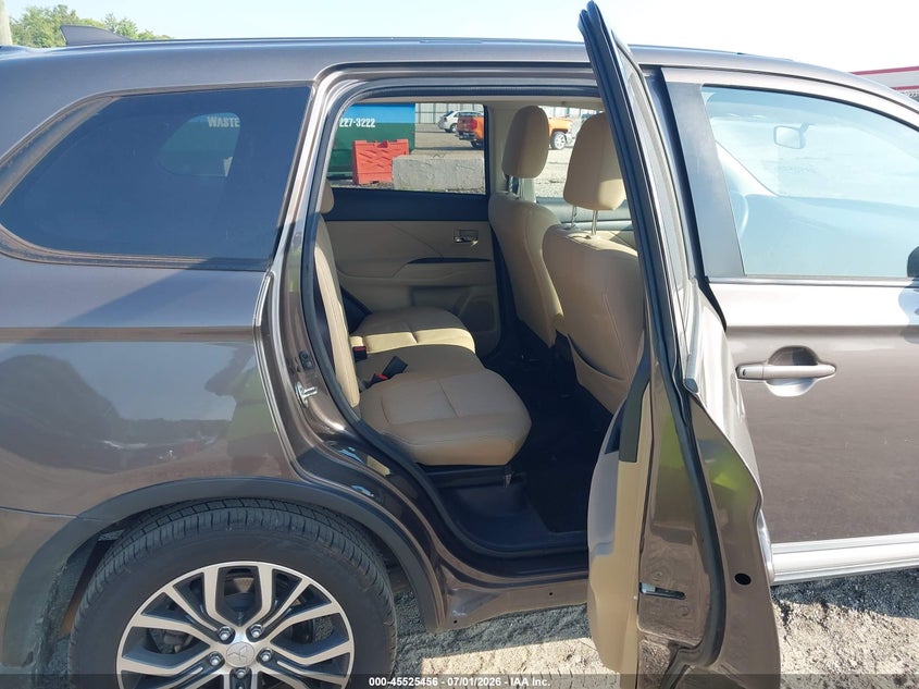 2017 MITSUBISHI OUTLANDER auction photo 8