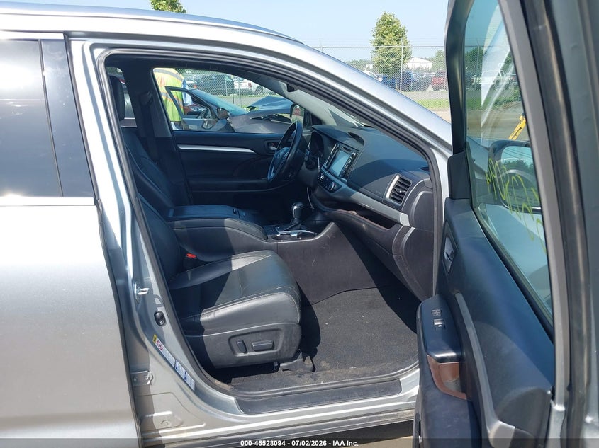 2017 TOYOTA HIGHLANDER auction photo 5