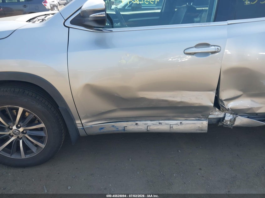 2017 TOYOTA HIGHLANDER auction photo 6