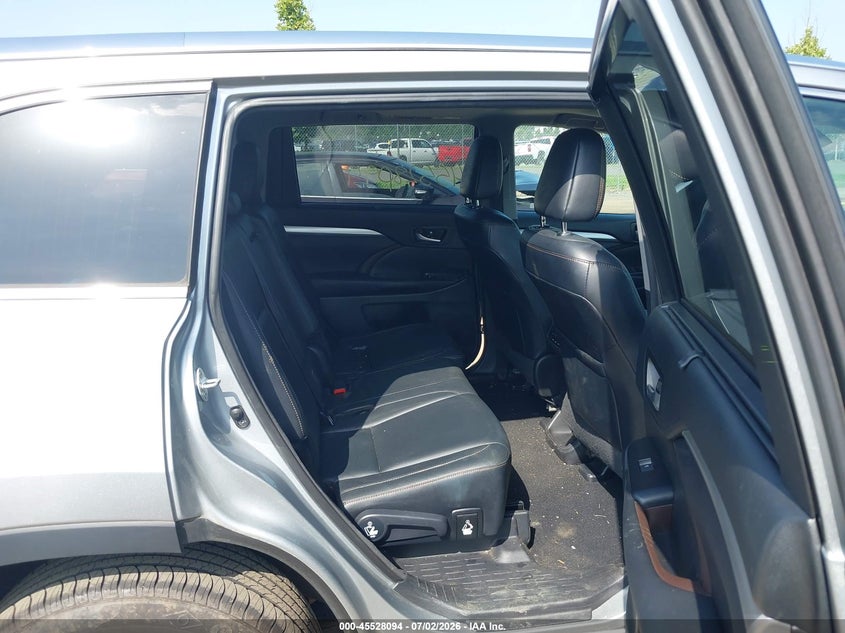 2017 TOYOTA HIGHLANDER auction photo 8