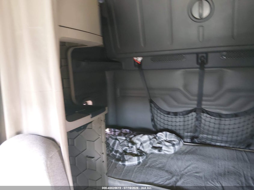 2016 FREIGHTLINER CASCADIA 125 auction photo 6