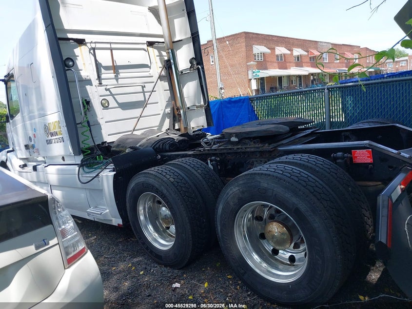 2015 VOLVO VN auction photo 3
