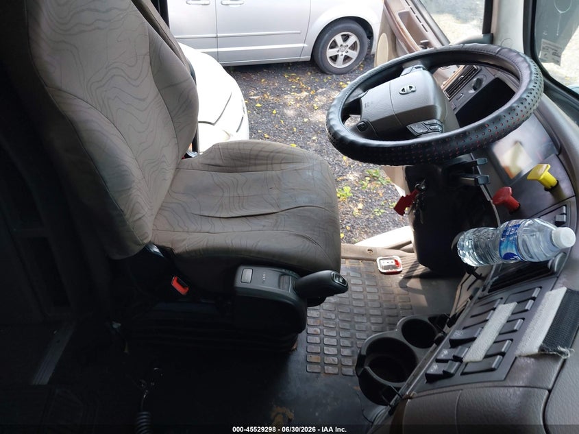 2015 VOLVO VN auction photo 7