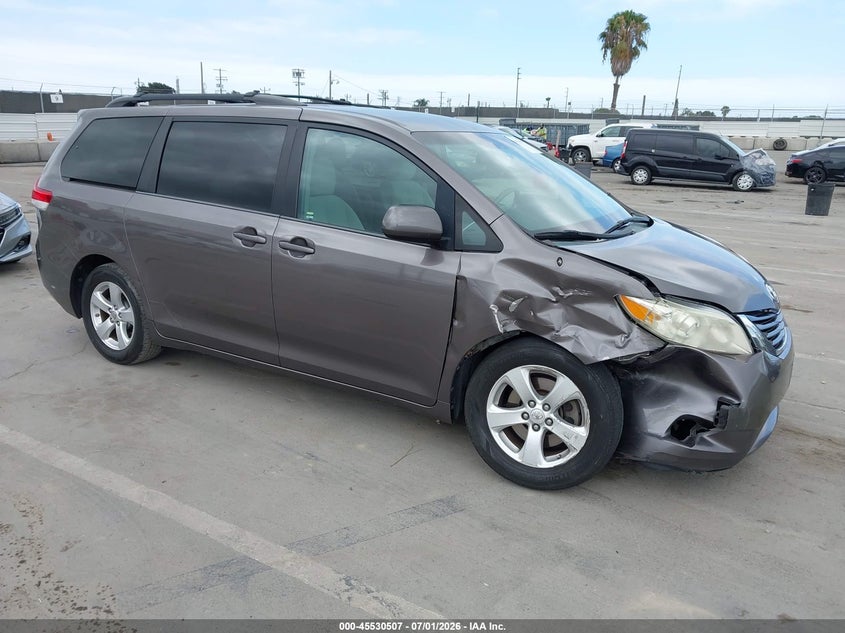 2013 Toyota Sienna Le V6 8 Passenger