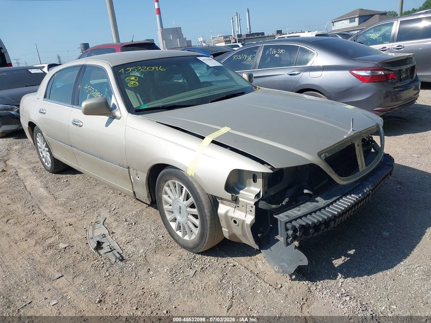 2004 Lincoln Town Car Signature VIN: 1LNHM81W94Y622074 Lot: 45532096