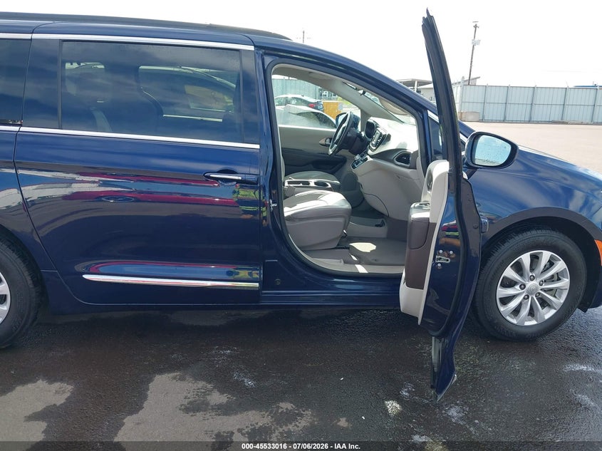 2017 CHRYSLER PACIFICA auction photo 5