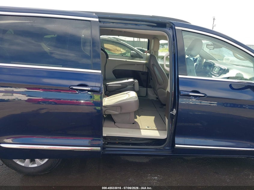 2017 CHRYSLER PACIFICA auction photo 8