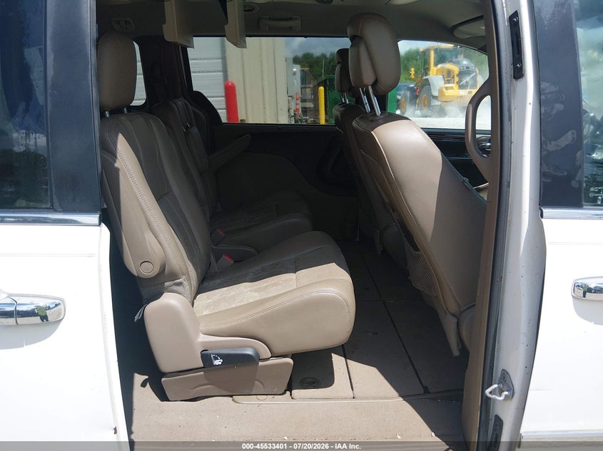 2012 CHRYSLER TOWN & COUNTRY auction photo 8