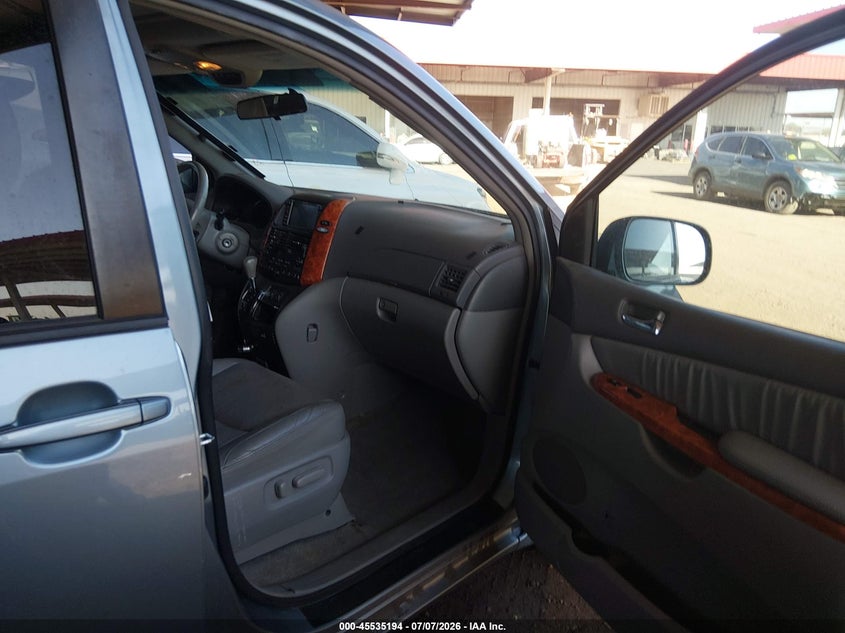 2010 TOYOTA SIENNA auction photo 5