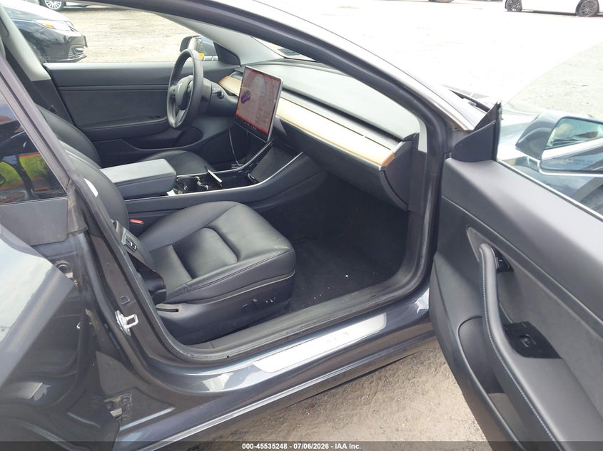 TESLA MODEL 3 - zdjęcie 5