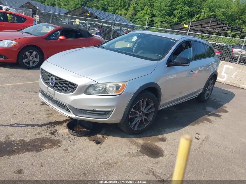 2016 VOLVO V60 CROSS COUNTRY auction photo 2
