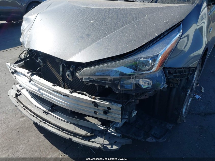 2020 TOYOTA PRIUS XLE — Photo 6