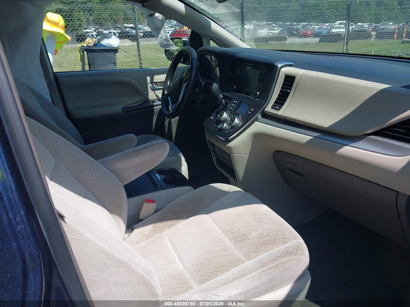 2018 TOYOTA SIENNA auction photo 5