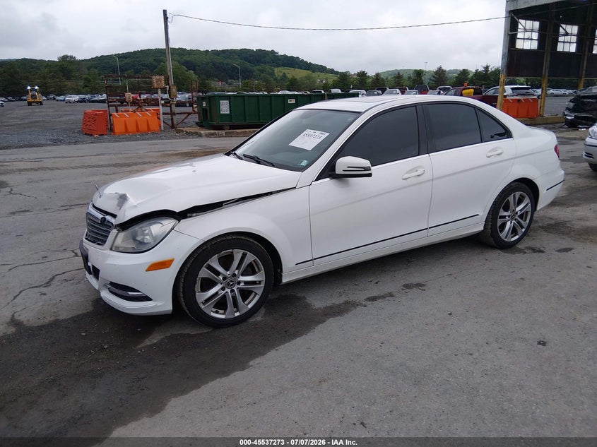 2013 Mercedes-Benz C 300 Luxury 4Matic, Удар спереду, IAAI, VIN WDDGF8AB7DR281331 — фото 2