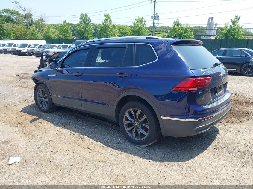2022 Volkswagen Tiguan - view 3