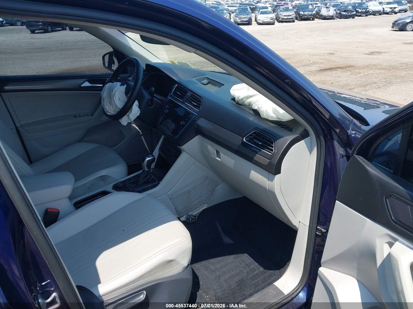 2022 Volkswagen Tiguan - view 5