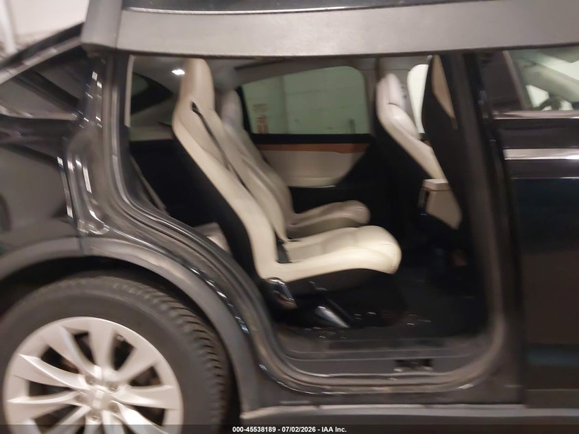 2018 Tesla Model X 100D/75D/P100D VIN: 5YJXCBE21JF112787 Lot: 45538189